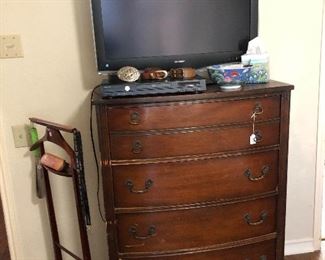 Chest of drawers, gentleman’s valet,
Flat screen TV, DVD player