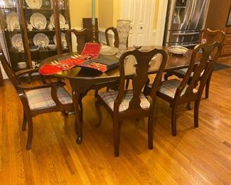 Hitchcock Dinning Room Table w/ SIX Chairs and THREE Leaves