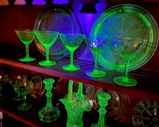 GORGEOUS GREEN VINTAGE DEPRESSION VASELINE GLASS.