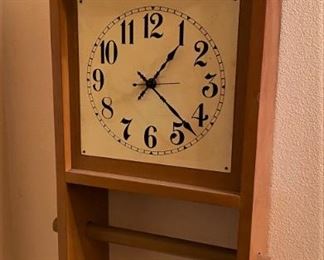 CLOCK PAPER TOWL HOLDER WORKING