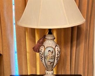 BEAUTIFUL ANTIQUE 40s/50s CAPODIMONTE LAMP.