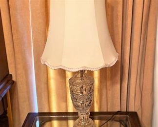 GORGEOUS VINTAGE CRYSTAL LAMP.