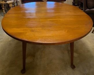 ANTIQUE DROP LEAF TABLE WITH TWO LEAVES, BY THE JEFFERSON WOOD WORKING CO.