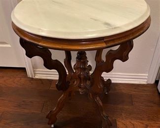 INCREDIBLE ORNATE ANTIQUE ROUND MARBLE TOP OCCASIONAL TABLE.
