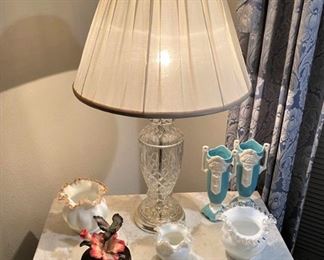 A GORGEOUS MARBLE TOP ANTIQUE EASTLAKE SIDE TABLE, LOVELY LAMP, FENTON SILVER CREST VASES AND MORE. 
