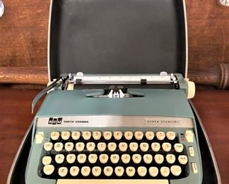 VINTAGE SMITH CORONA TYPE WRITTER 