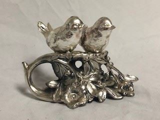 Silver plated Love Bird salt and pepper shaker set. Corks missing. The details on this are kind of amazing. 
