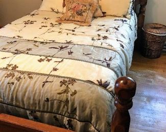 Full/Queen Bed