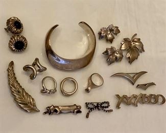 Many Tiffany sterling rings and brooches/pins (including Paloma Picasso and Elsa Peretti)