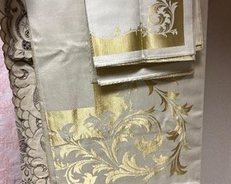 Gold Damask Cloth and 12 Napkins