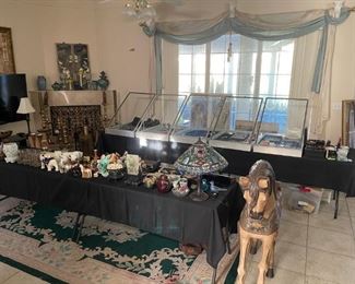 Showcases full of collectibles / jewelry / cameras and more. 