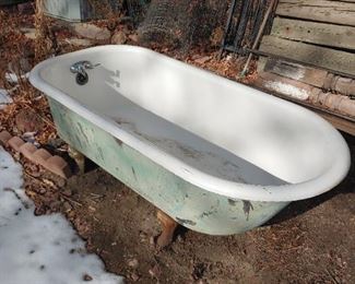 clawfoot tub