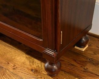 wide display cabinet/bookcase (foot detail)