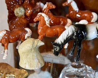 horse figurines 