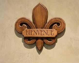 wooden "Welcome" sign, in French