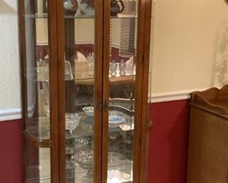 1 OF 2 ELEGANT, FINE QUALITY LIGHTED DISPLAY CABINETS. 5 SHELVES INCLUDIN G THE BOTTOM OF CABINET