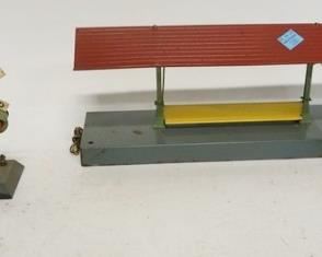 1285	AMERICAN FLYER TRAIN STATION & CROSSING LIGHT
