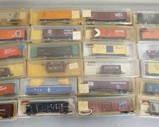 1318	LOT OF MODEL TRAIN CARS INCLUDES ATLAS, ROUNDHOUSE & LIFE LIKE
