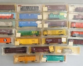 1317	LOT OF MODEL TRAIN CARS INCLUDES ATLAS, MODEL POWER, LIFE LIKE, ROUNDHOUSE AND MINITRIX
