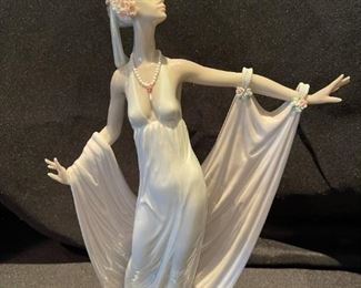 LLADRO "Dama Solemne" Figurine with Original Box