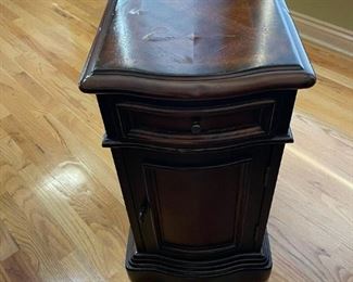HOOKER Preston Ridge Small Side Cabinet / Table