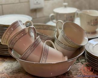 LENOX Charleston China Set