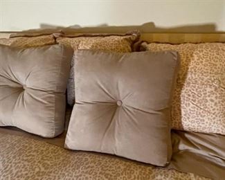 King Size Reversible Comforter & 5 Pillows	King	
