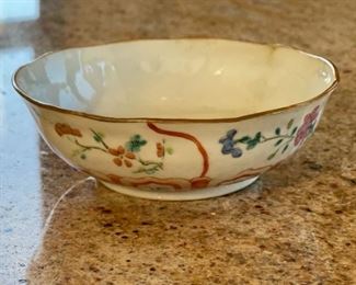 Vintage Chinese Porcelain Bowl 1.75 x 5.25in diameter