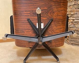 1976 Herman Miller Eames Rosewood Lounge Chair & Ottoman 670 & 671 Brazilian Rosewood MCM Chair: 31x32.5x32in Ottoman: 16x26.5x20in HxWxD