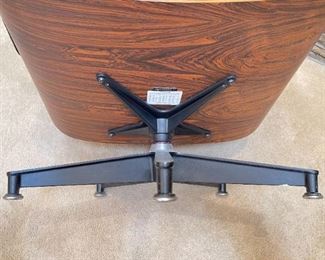 1976 Herman Miller Eames Rosewood Lounge Chair & Ottoman 670 & 671 Brazilian Rosewood MCM Chair: 31x32.5x32in Ottoman: 16x26.5x20in HxWxD