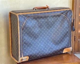 Vintage Louis Vuitton Suitcase Combo Monogram Pullman Luggage	20.5 x 25.75 x 9.25in	HxWxD
