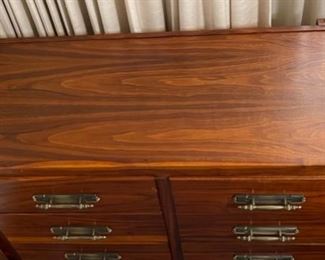 Custom Made Wood 6-Drawer Dresser	33 x 46.5 x 31in	HxWxD
