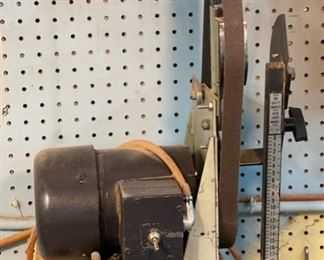 Dayton 2Z574 Belt Sander 31 x 15 x 10in HxWxD