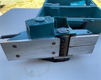 Makita N1900B Power Planer with Carrying Case  & extra blades	82mm 3 1/4	
