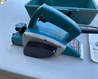 Makita N1900B Power Planer with Carrying Case  & extra blades	82mm 3 1/4	
