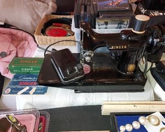 Singer Featherweight Sewing Machine W/Booklet & Attachments, No Case