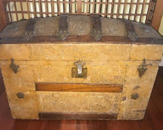 Gorgeous Dome top trunk with tray - great condition  !