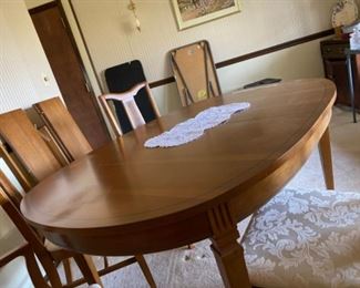 Dining room table with leaves and 6 chairs 125.00