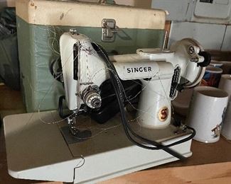 Portable singer sewing machine feather weight