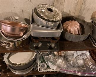 Lots of bakeware and kitchen cookware