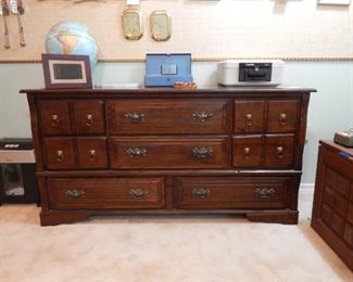 Vintage 8-drawer dresser