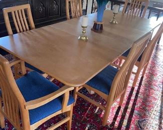 Diningroom table and 8 chairs 