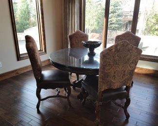 Lovely round kitchen table & 4 chairs