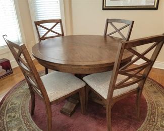Nice round kitchen table & 4 chairs