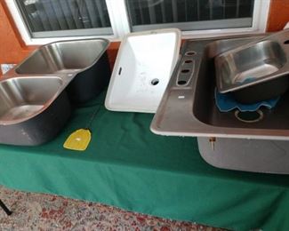 5 sinks/ 1 has a disposal hooked up & works