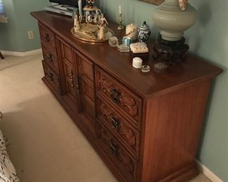 Drexel nine drawer dresser (part of five piece bedroom set)