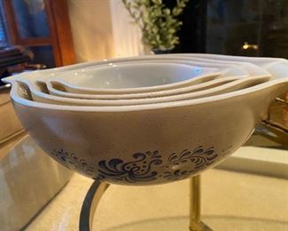 Set of 4 Cinderella blue Homestead Pyrex mixing bowls, great condition!