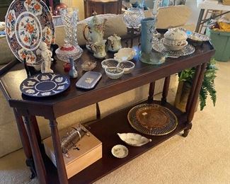 Beautiful sofa table in great condition and on wheels!