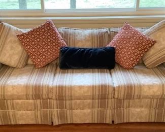 7’ great shape with pillows