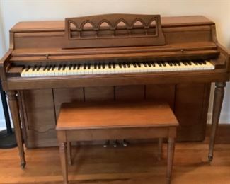 Wurlitzer brand with bench